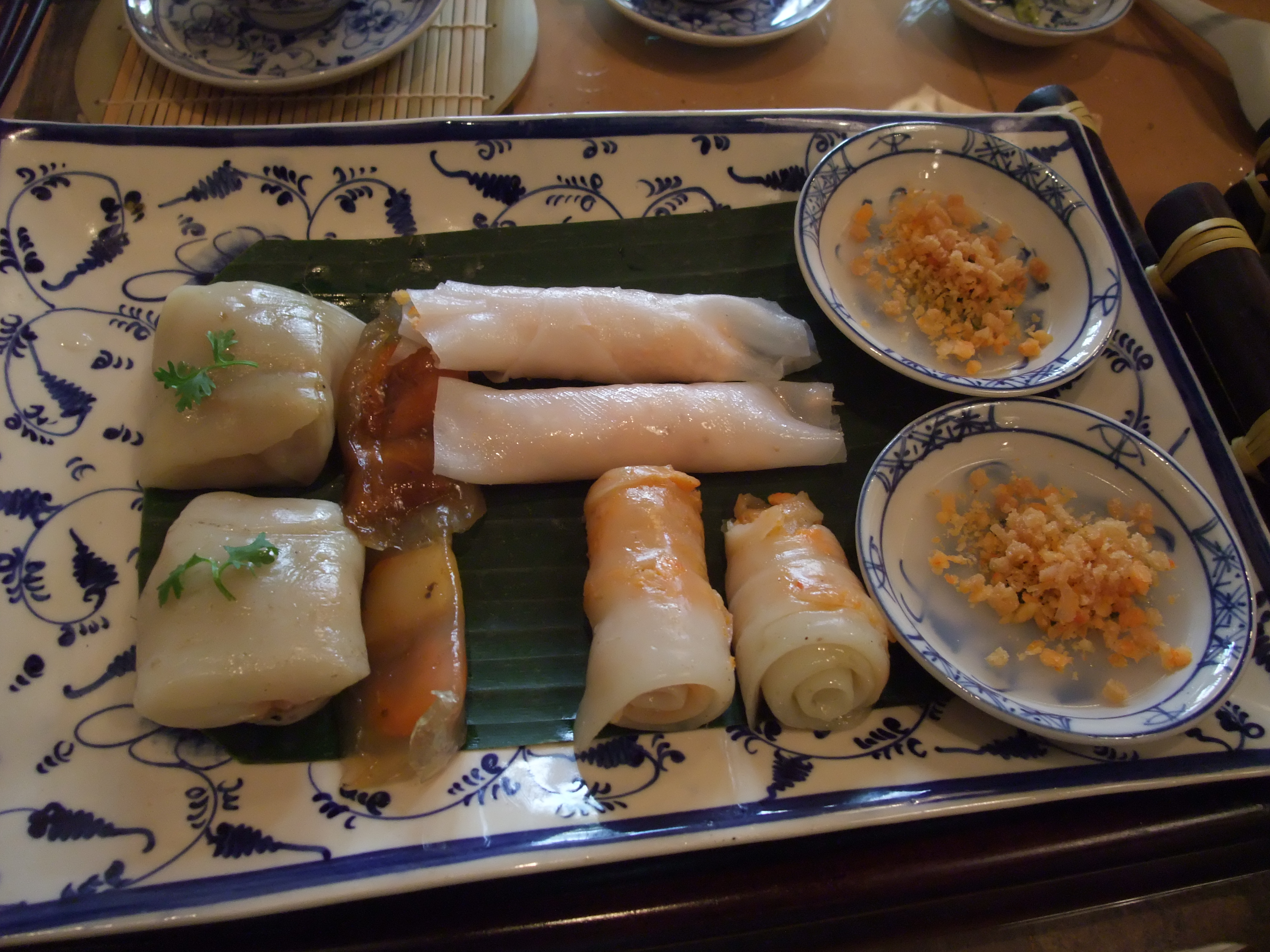 Bàn ăn có bánh bèo và bánh bột lọc kiểu miền Trung