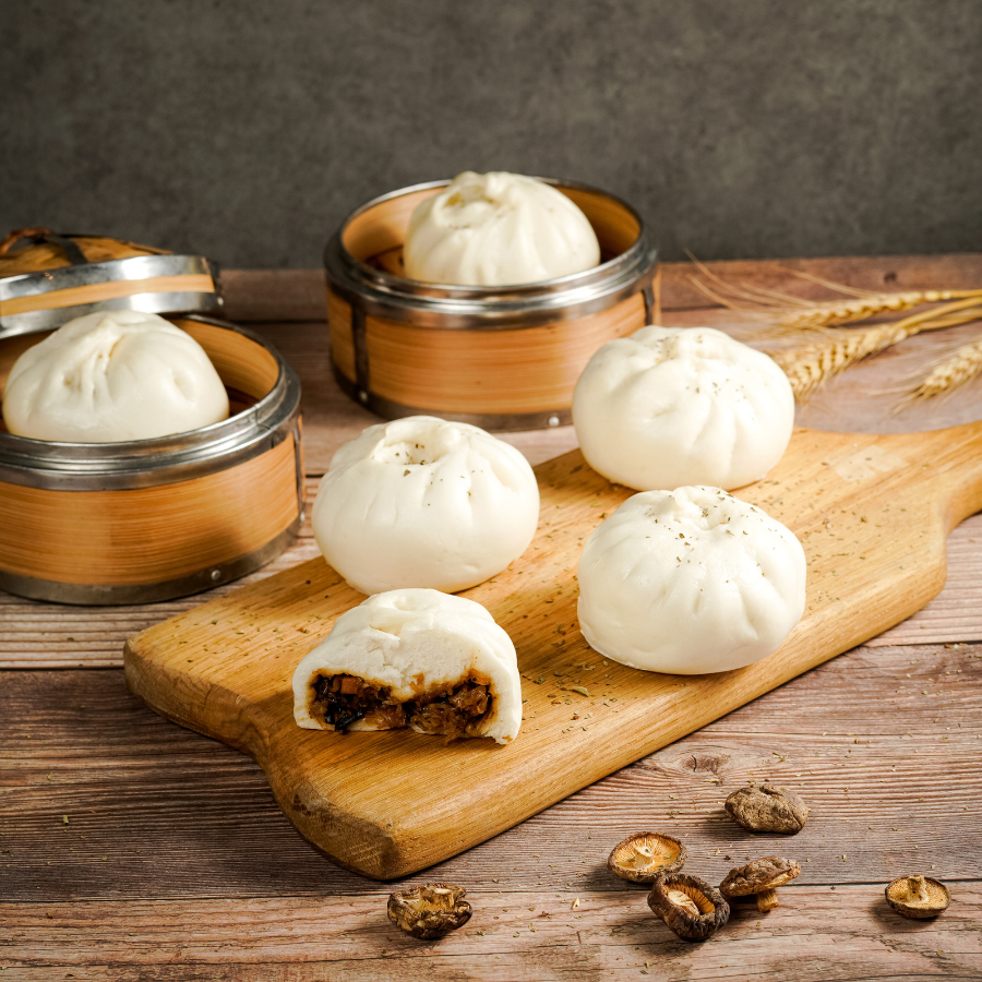 Bánh bao chay trắng đặt trong xửng hấp tre