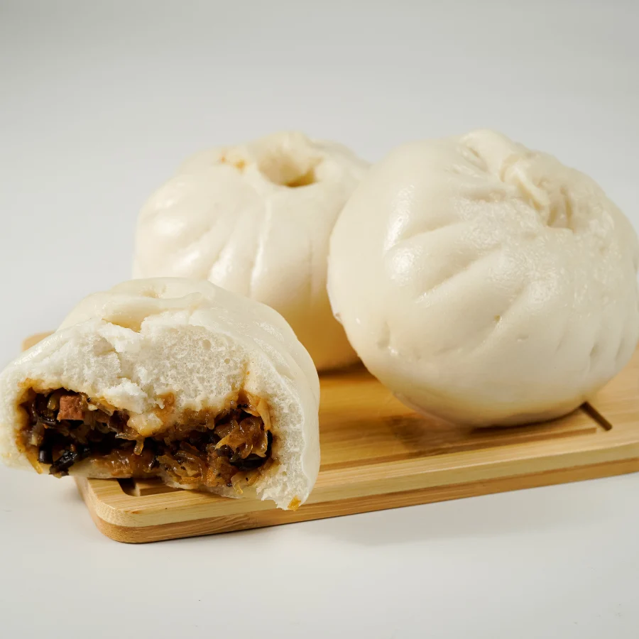 Nhiều bánh bao chay được bày trên khay