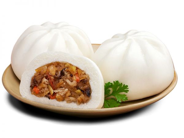 Bánh bao chay cắt đôi lộ phần nhân rau củ