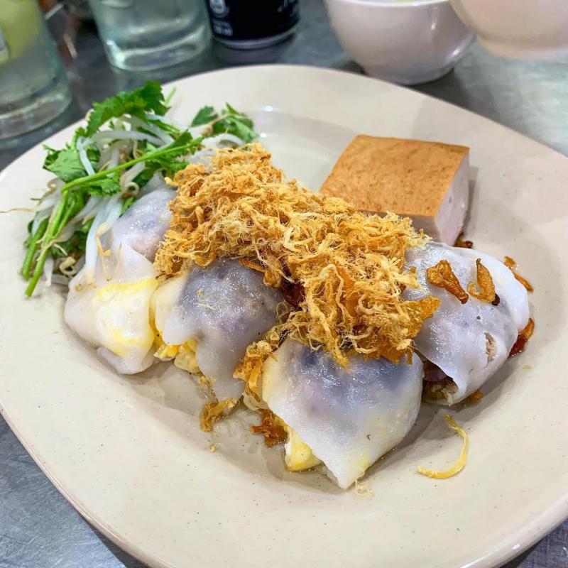 Đĩa bánh cuốn nóng dùng cho bữa sáng Việt Nam