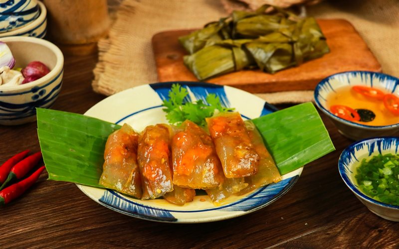 Bánh bột lọc Huế chay bày đĩa cùng nước chấm chay chua ngọt cay