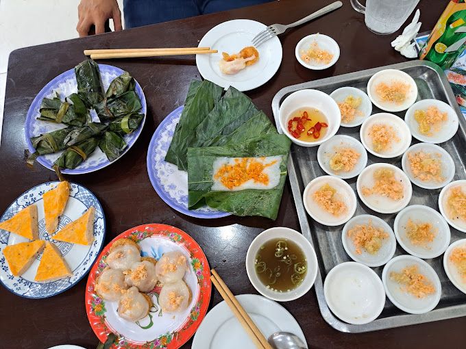 Mâm bánh Huế có bánh bèo, bánh lọc và bánh nậm trên bàn ăn