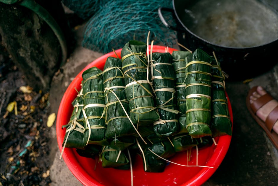 Bánh nếp trắng đặt trong tô gỗ trên lá xanh
