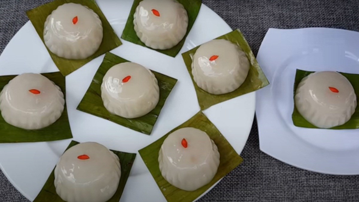 Bánh nếp trắng truyền thống đặt trên lá chuối