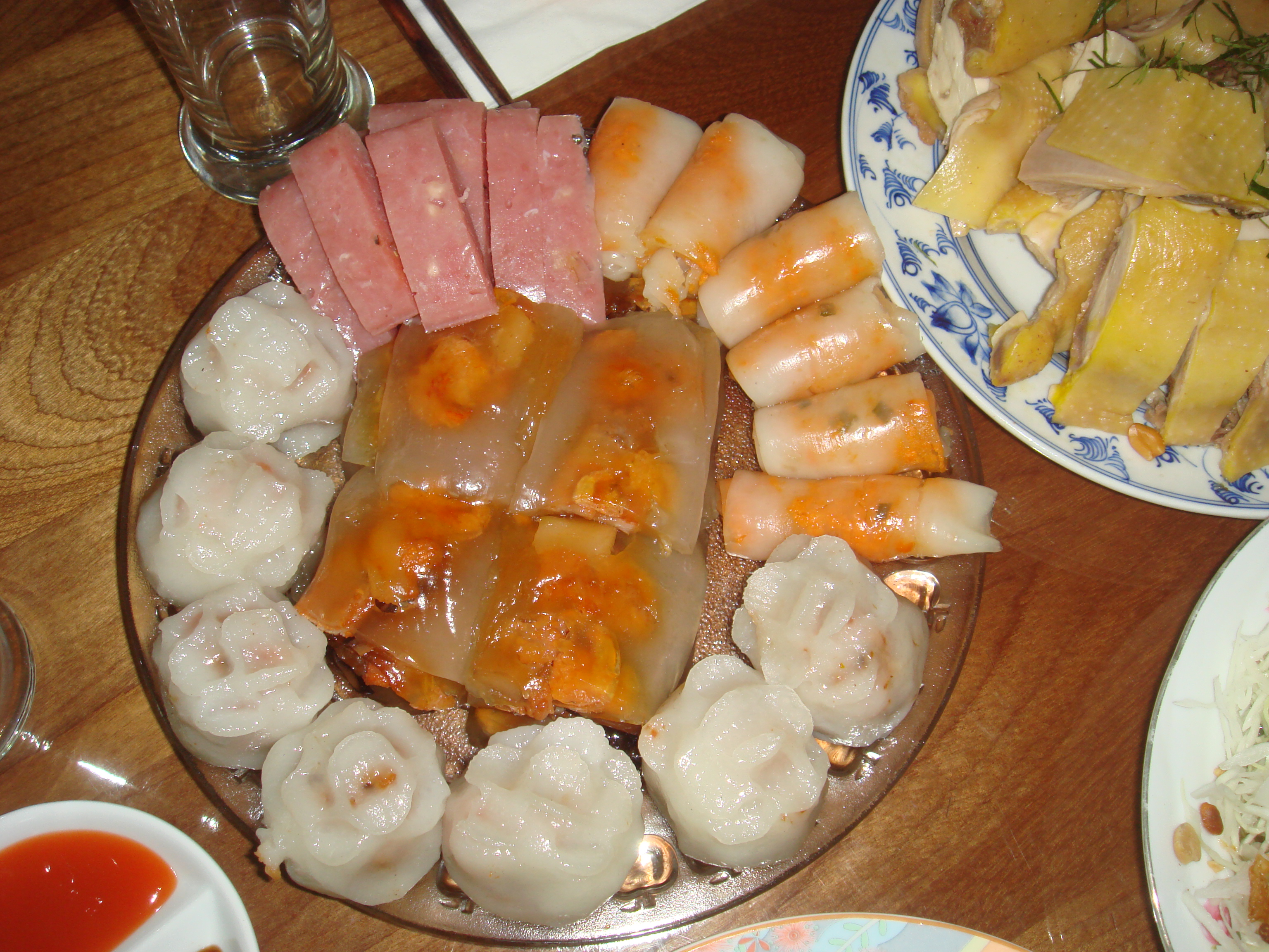 Mâm món Huế có bánh bột lọc, bánh bèo và nem chua