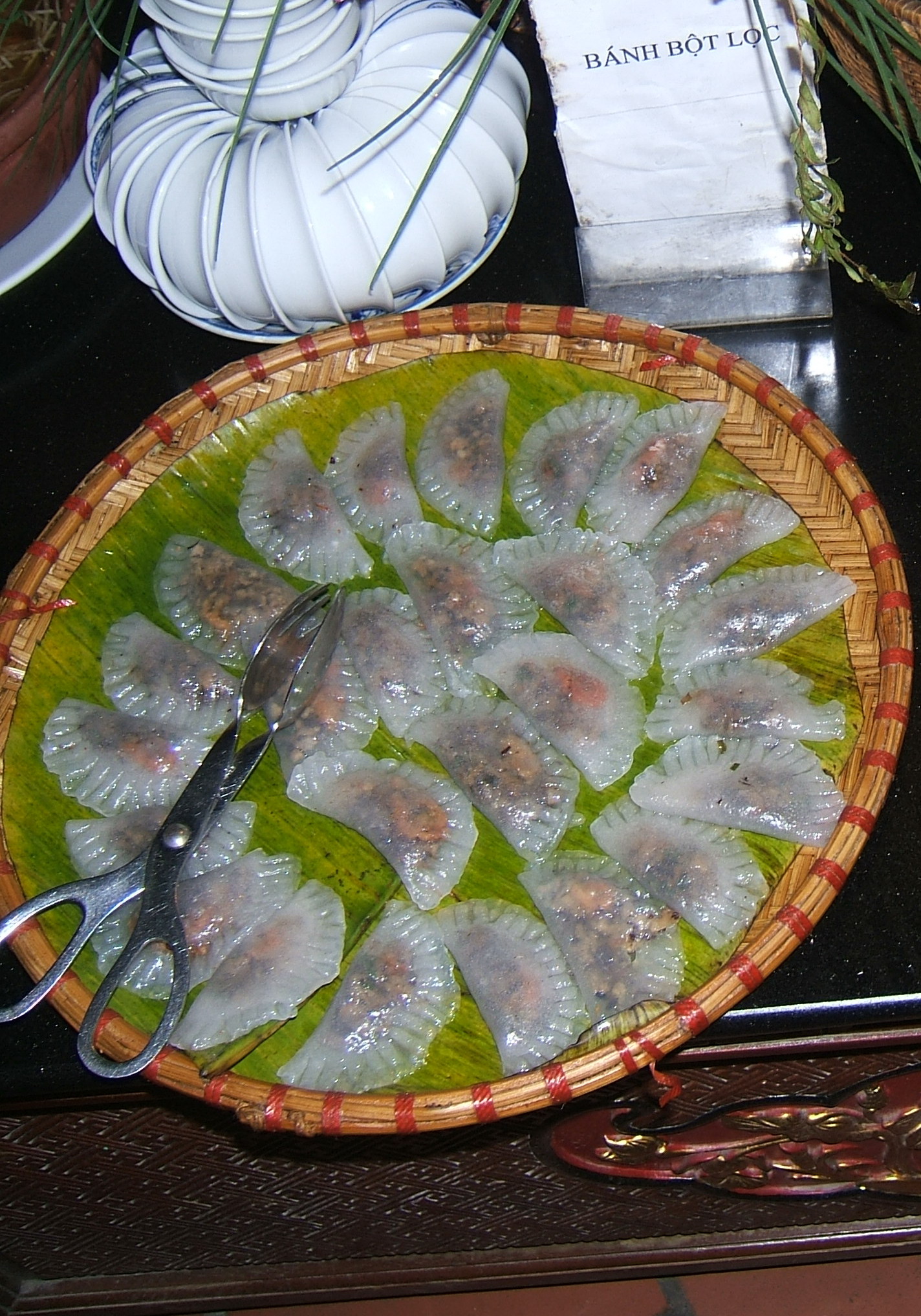 Mẹt bánh bột lọc Huế nhân tôm trong lớp vỏ bột năng trong