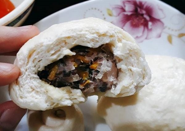 Nhào bột bánh bao đến khi mịn đàn hồi, không dính tay
