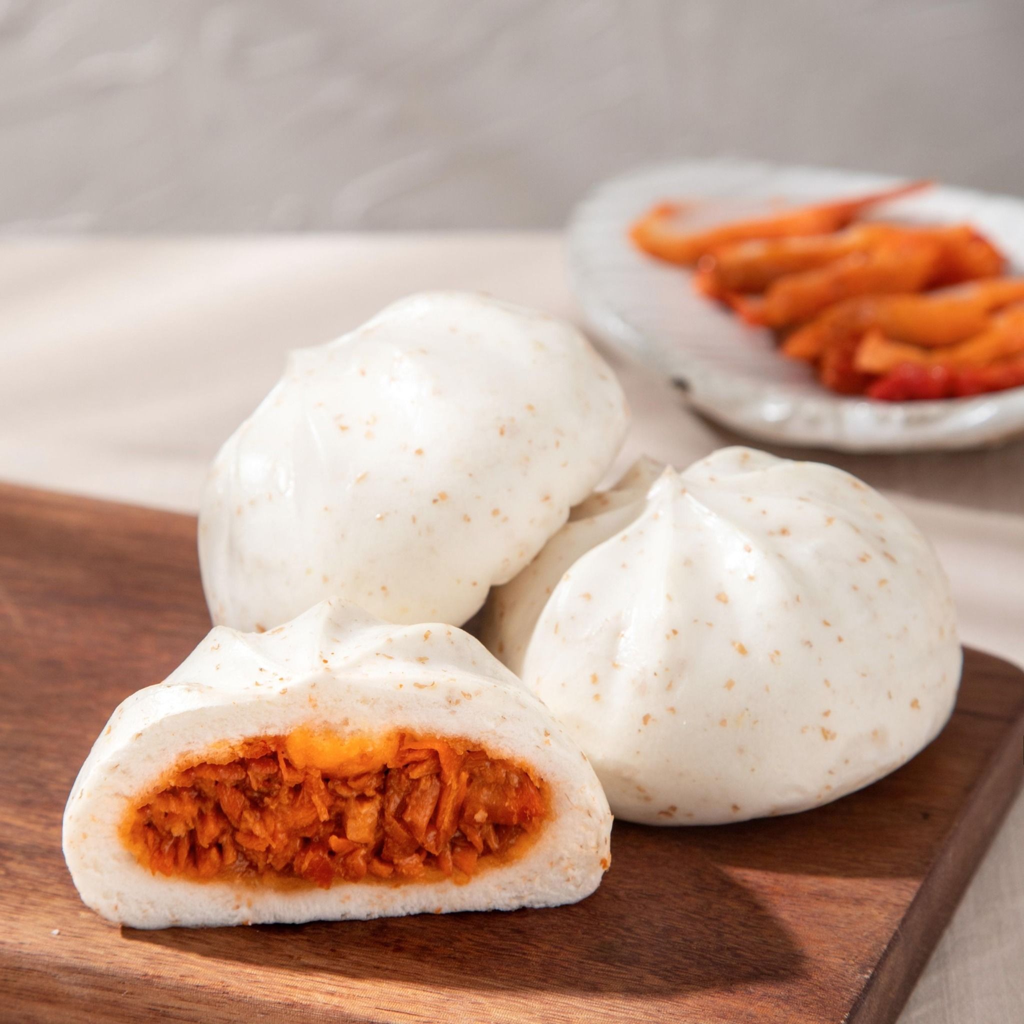 Bánh bao xá xíu cắt đôi với nhân màu đỏ cam